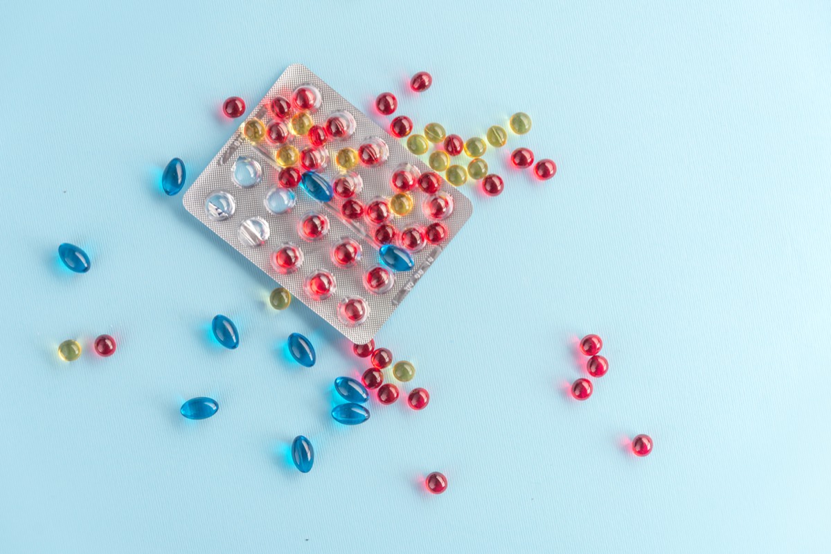Bunte Kapseln in Blisterverpackungen – Antibiotika sind in Spanien rezeptpflichtig