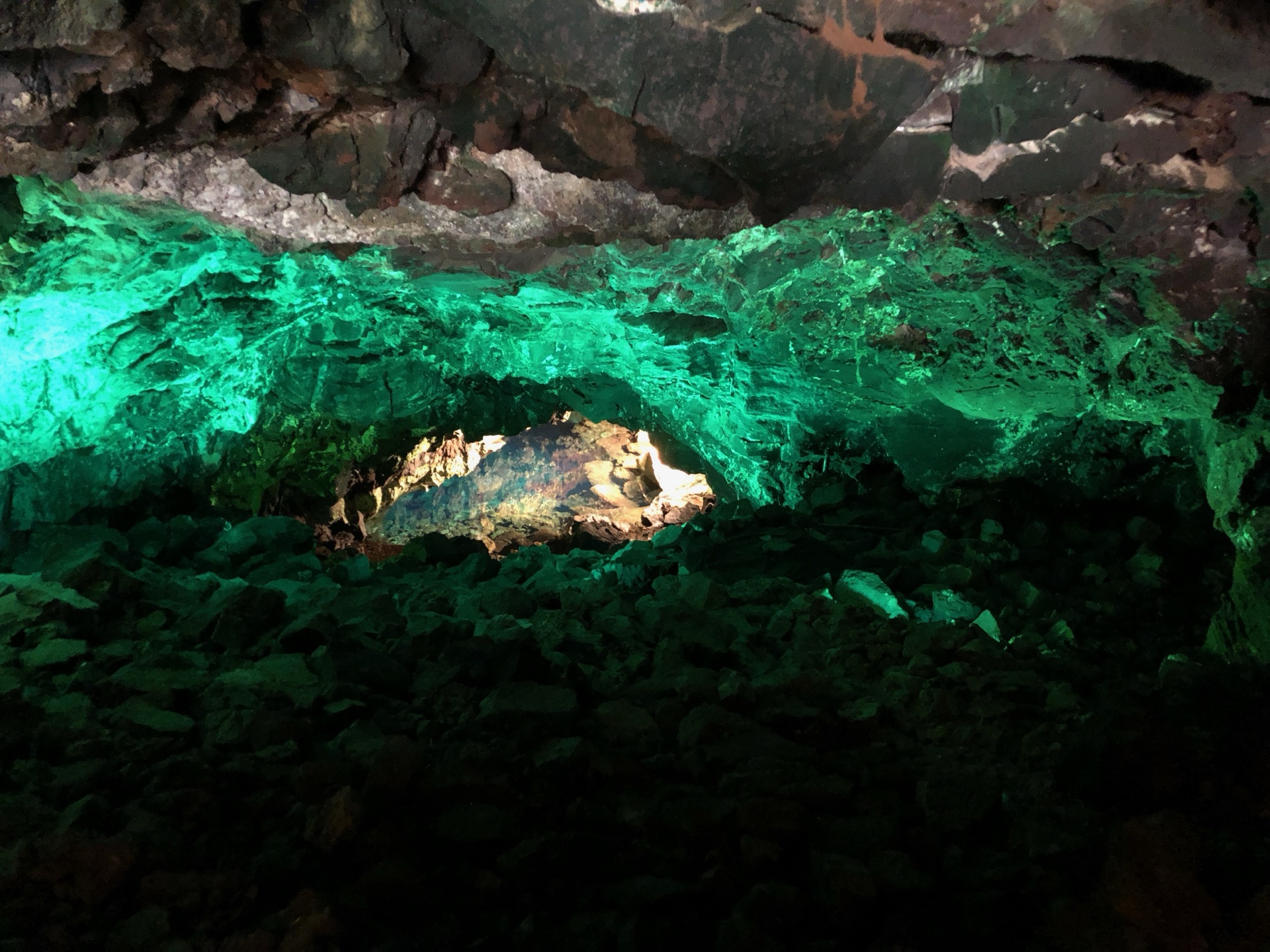 Cueva de los Verdes Lanzarote – dramatische Beleuchtung im Lavatunnel, gestaltet von César Manrique