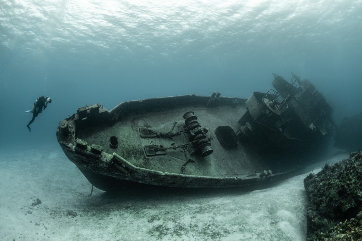 Taucher unter Wasser vor der Küste Lanzarotes – Sicherheit beim Tauchen