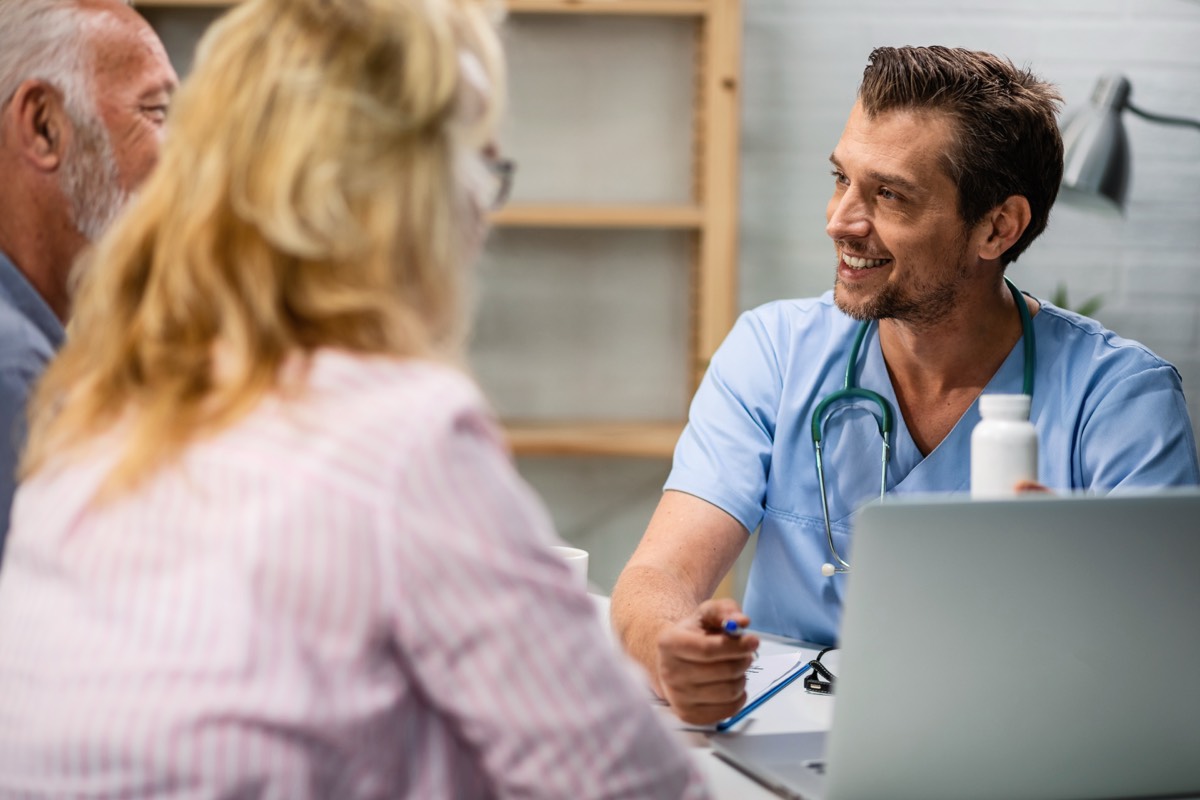 Arztgespräch in Praxis auf Lanzarote – deutschsprachiger Arzt beim Patientengespräch