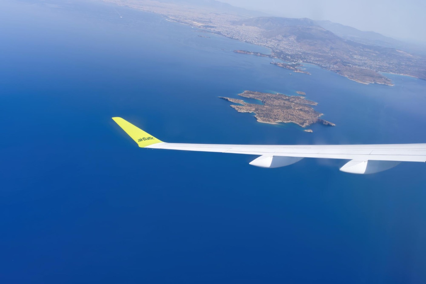 Direktflug nach Lanzarote – Blick aus dem Flugzeugfenster auf die Kanaren