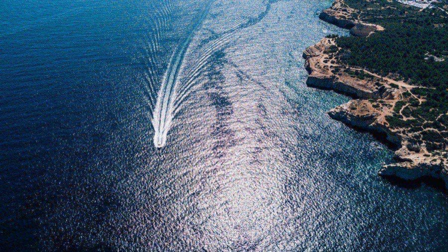 Fähre aus der Vogelperspektive auf dem Atlantischen Ozean – türkisblaues Wasser, klarer Horizont