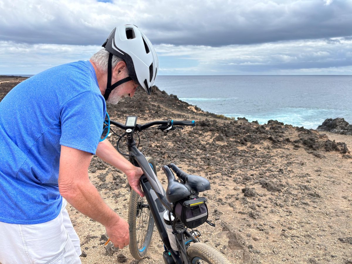Fahrradroute auf Lanzarote mit Blick auf die Vulkanlandschaft