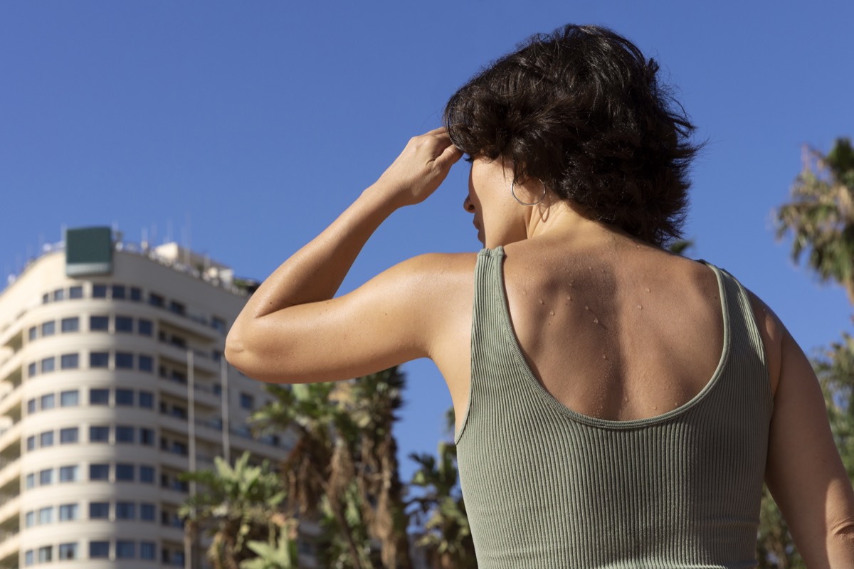 Sonnenbeschienene Lavalandschaft auf Lanzarote – extreme Hitze ohne Schatten