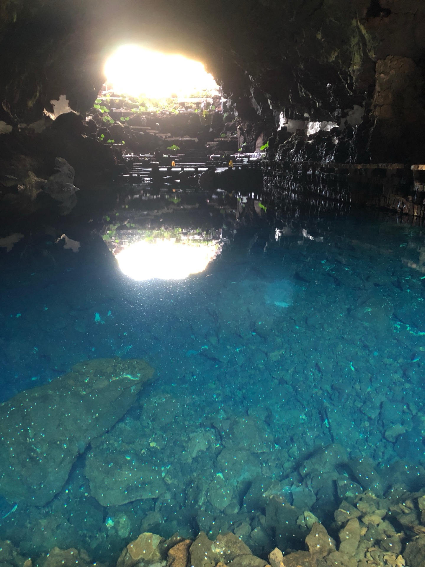 Unterirdischer See der Jameos del Agua – das türkisblaue Wasser im Lavastunnel, gestaltet von César Manrique
