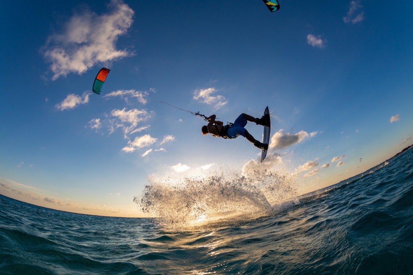 Kitesurfer mit buntem Drachen über der Lagune von Costa Teguise auf Lanzarote