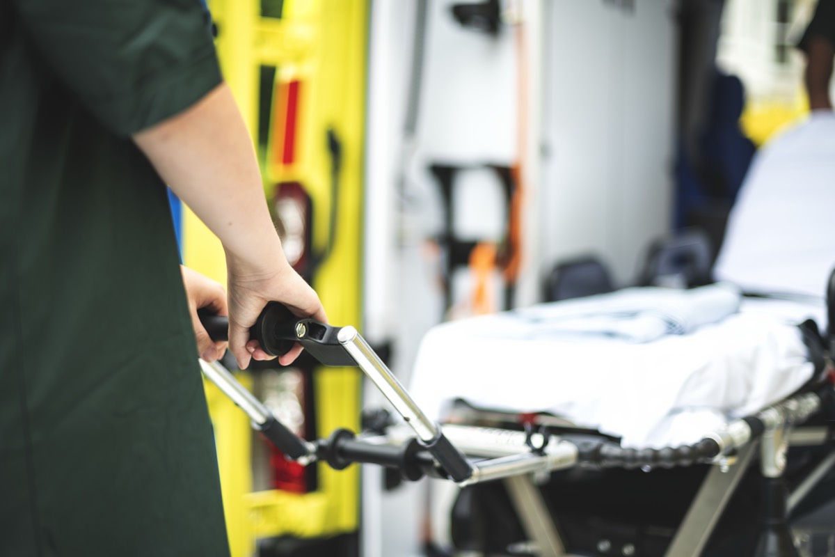 Sanitäter beim Krankenwagen im Einsatz – Rettungsdienst auf Lanzarote