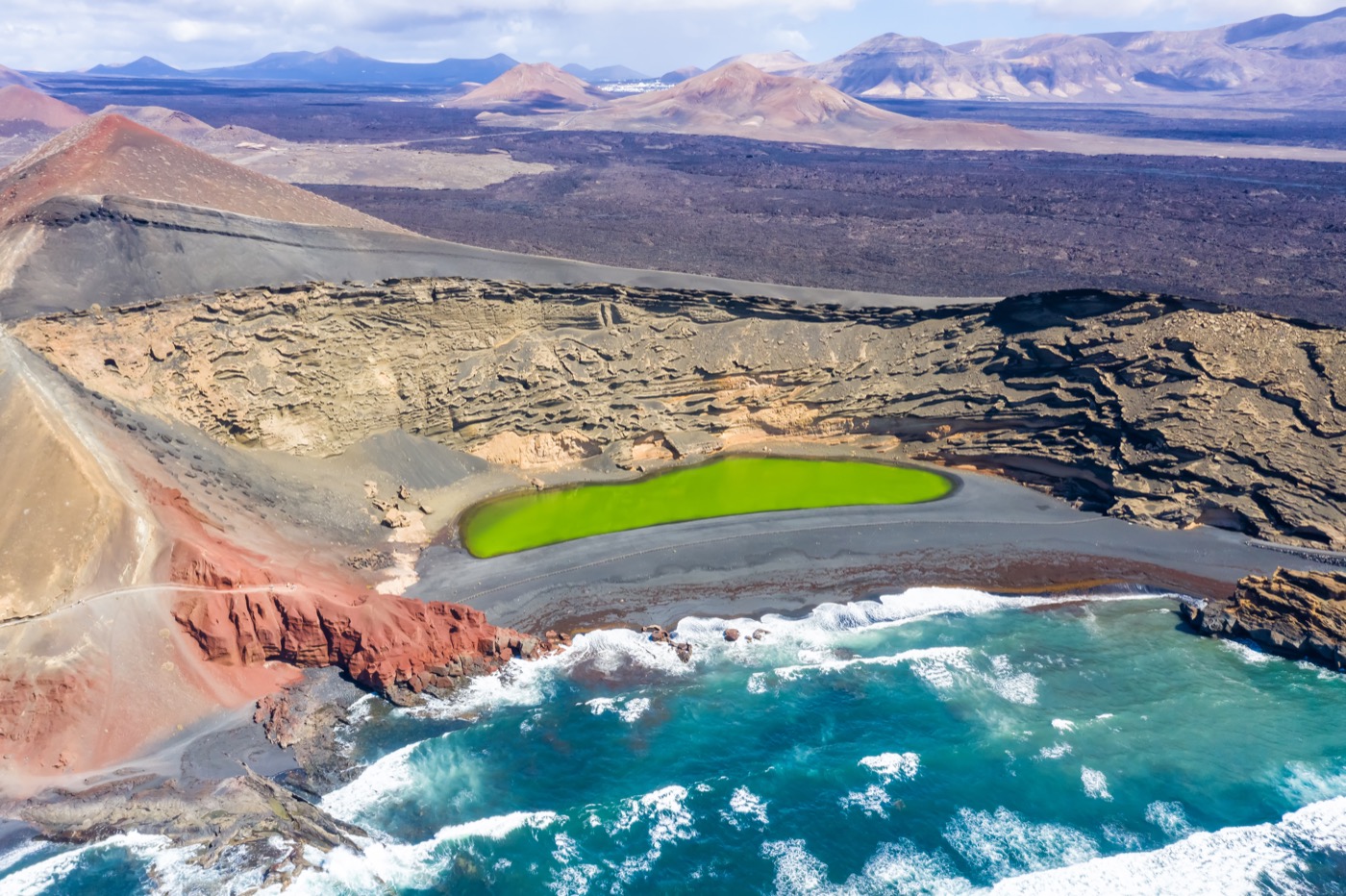Lago Verde bei El Golfo auf Lanzarote – smaragdgrüner Lagunensee aus der Vogelperspektive