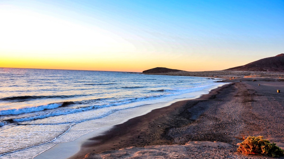 Sonniger Herbsttag auf Lanzarote – ruhige Bucht mit türkisblauem Wasser und kaum Touristen
