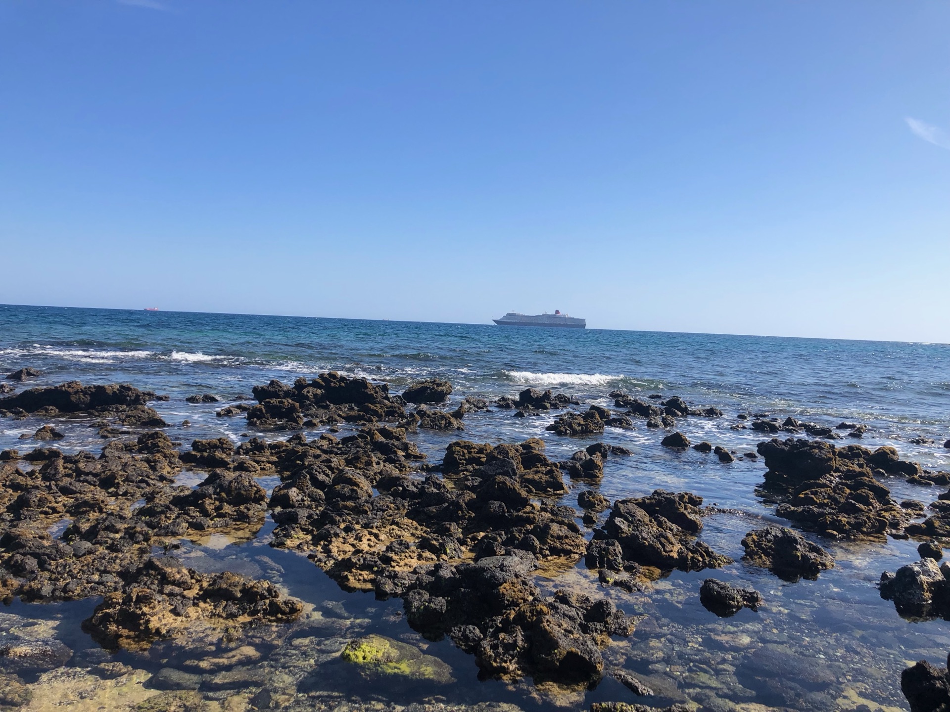 Lavaküste Lanzarote mit Kreuzfahrtschiff am Horizont – das Meer als kulinarische Inspiration der Inselküche