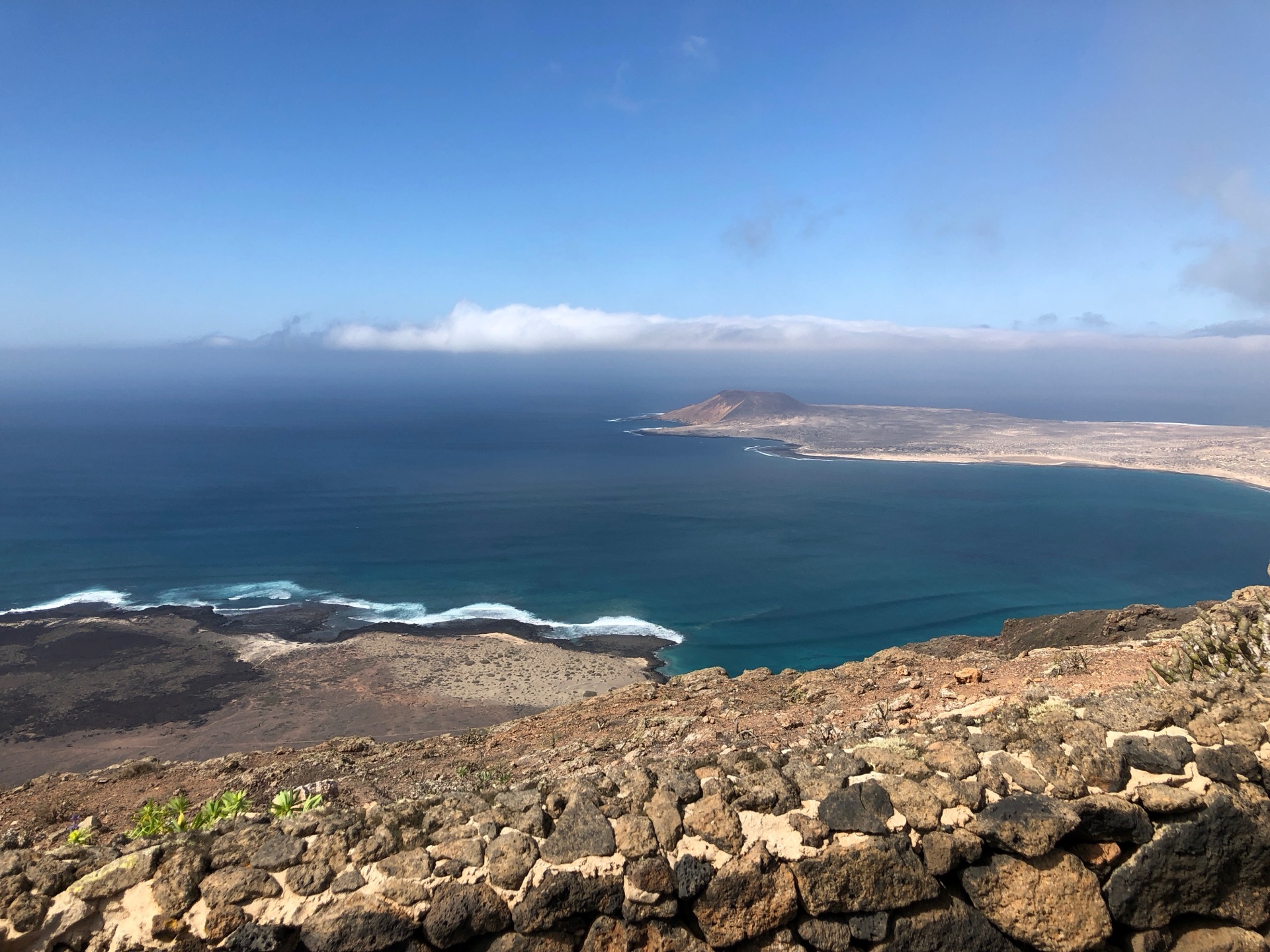 Blick vom Mirador del Río auf La Graciosa – eines der bekanntesten Manrique-Werke auf Lanzarote