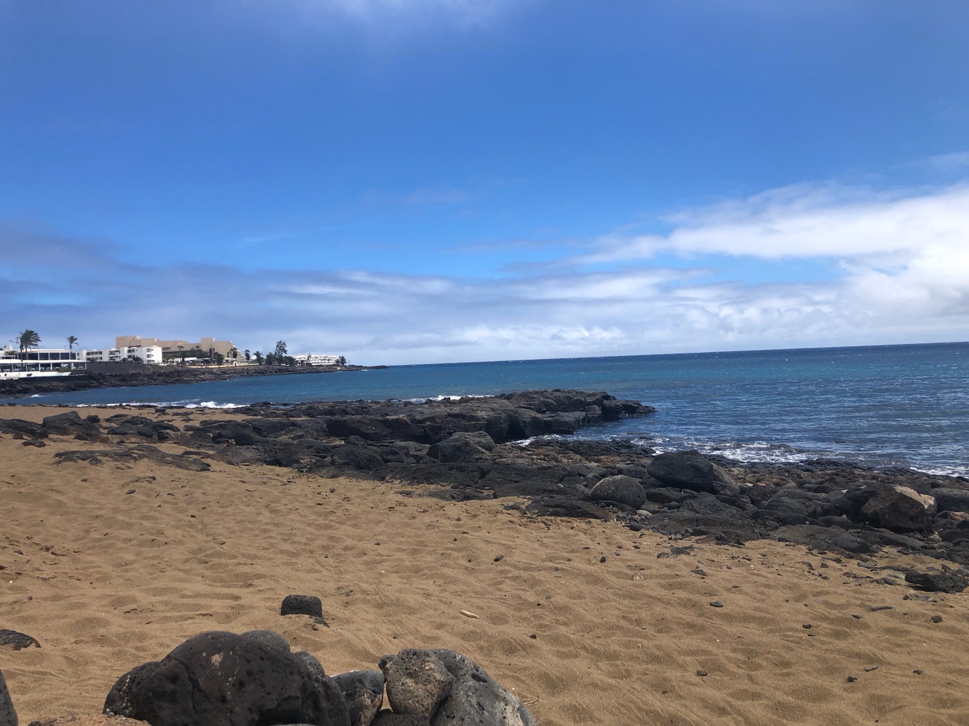 Strand mit Hotel auf Lanzarote – Ausgangspunkt für Wassersport und Aktivurlaub an der Atlantikküste
